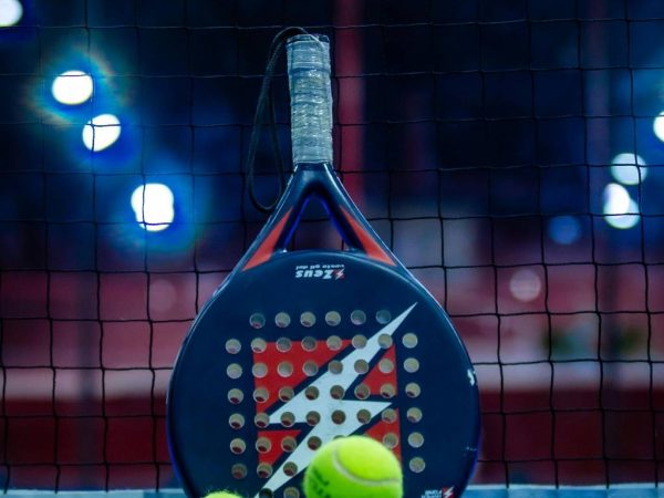 Raquette de padel enfant : quelle taille, quel poids et quelle forme privilégier