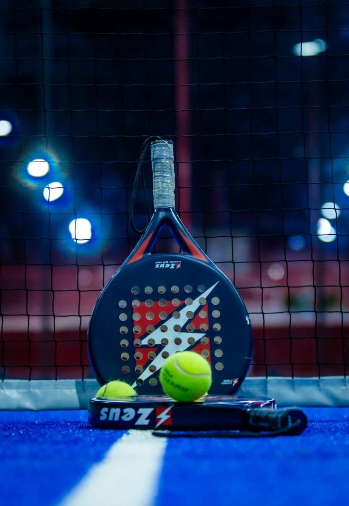 Raquette de padel enfant : quelle taille, quel poids et quelle forme privilégier